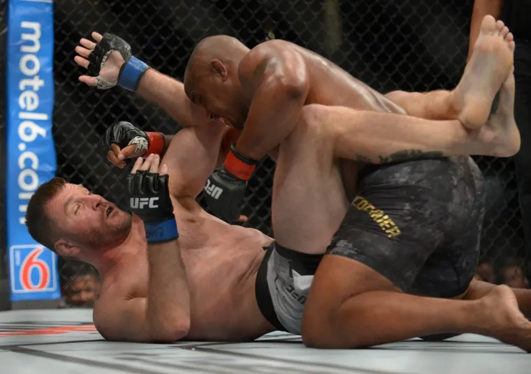 KRVAVI SPORT: Pogledajte kako je izgledala jedna od najbrutalnijih UFC borbi svih vremena