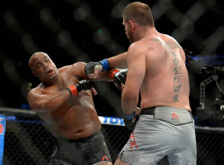 KRVAVI SPORT: Pogledajte kako je izgledala jedna od najbrutalnijih UFC borbi svih vremena