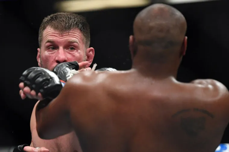 KRVAVI SPORT: Pogledajte kako je izgledala jedna od najbrutalnijih UFC borbi svih vremena