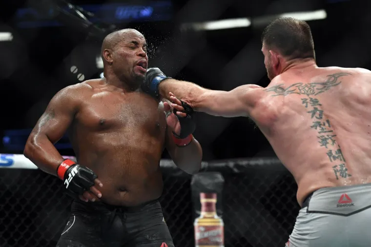 KRVAVI SPORT: Pogledajte kako je izgledala jedna od najbrutalnijih UFC borbi svih vremena