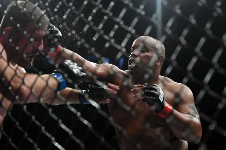 KRVAVI SPORT: Pogledajte kako je izgledala jedna od najbrutalnijih UFC borbi svih vremena