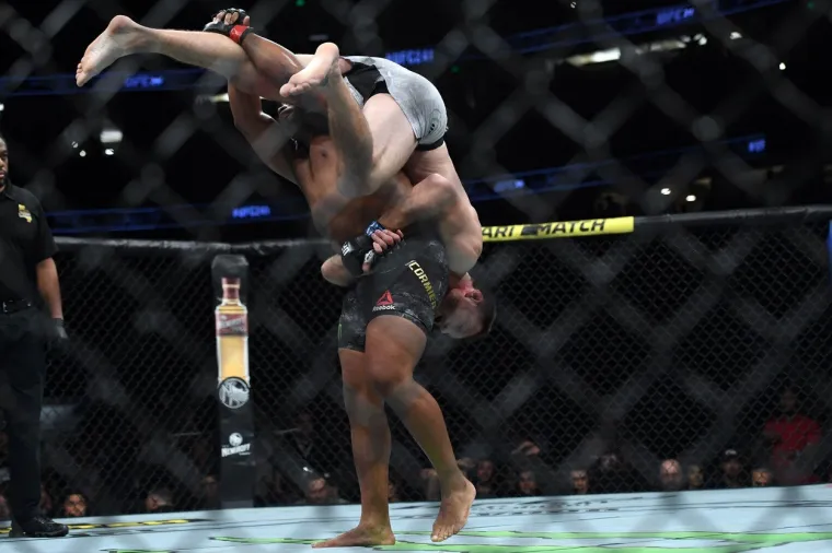 KRVAVI SPORT: Pogledajte kako je izgledala jedna od najbrutalnijih UFC borbi svih vremena