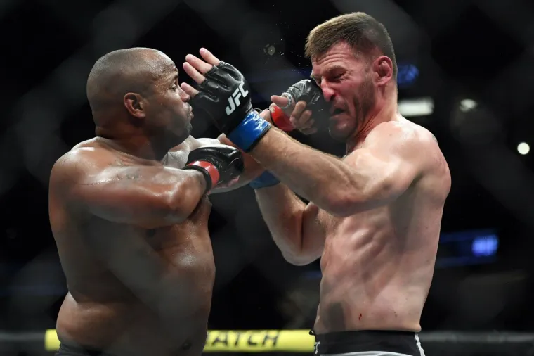 KRVAVI SPORT: Pogledajte kako je izgledala jedna od najbrutalnijih UFC borbi svih vremena