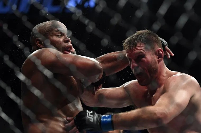 KRVAVI SPORT: Pogledajte kako je izgledala jedna od najbrutalnijih UFC borbi svih vremena