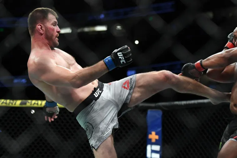 KRVAVI SPORT: Pogledajte kako je izgledala jedna od najbrutalnijih UFC borbi svih vremena