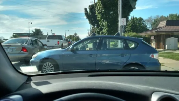 NJIMA ZAISTA TREBA UZETI VOZAČKU DOZVOLU: Ovo su najveće gluposti koje ljudi rade na cestama