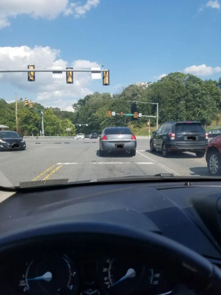 NJIMA ZAISTA TREBA UZETI VOZAČKU DOZVOLU: Ovo su najveće gluposti koje ljudi rade na cestama