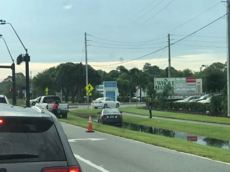 NJIMA ZAISTA TREBA UZETI VOZAČKU DOZVOLU: Ovo su najveće gluposti koje ljudi rade na cestama