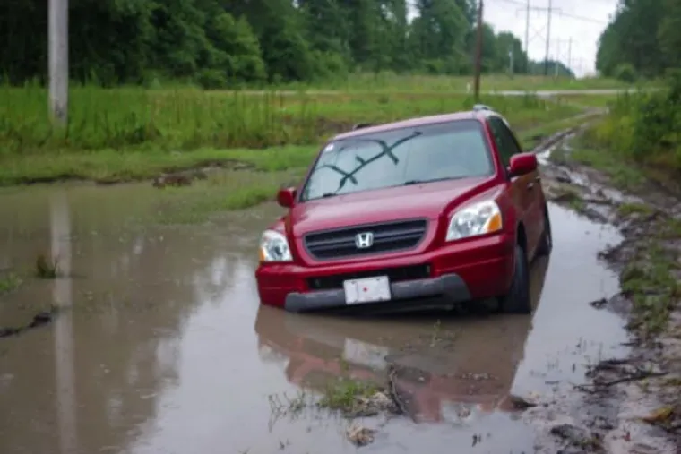 NJIMA ZAISTA TREBA UZETI VOZAČKU DOZVOLU: Ovo su najveće gluposti koje ljudi rade na cestama