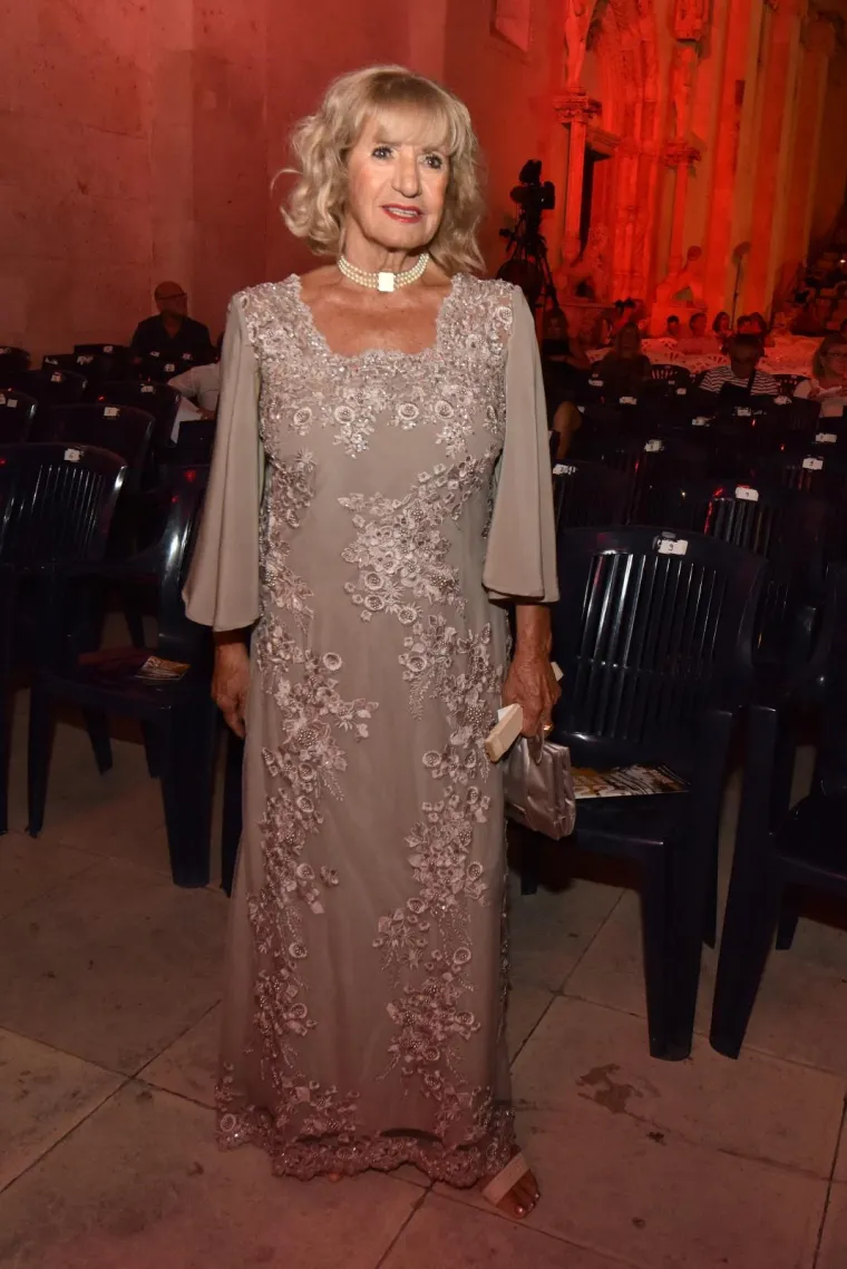 LIDIJA BAČIĆ U IZAZOVNOJ HALJINI POMELA ŠIBENSKU POZORNICU: Sve je iz publike pratio i dobro raspoloženi novi ministar
