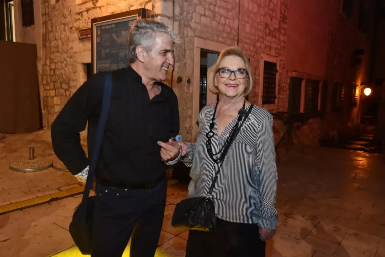 LIDIJA BAČIĆ U IZAZOVNOJ HALJINI POMELA &Scaron;IBENSKU POZORNICU: Sve je iz publike pratio i dobro raspoloženi novi ministar
