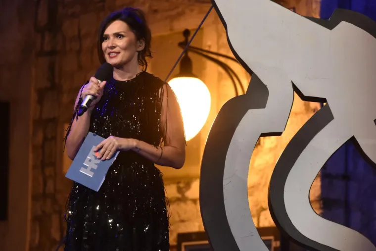 LIDIJA BAČIĆ U IZAZOVNOJ HALJINI POMELA &Scaron;IBENSKU POZORNICU: Sve je iz publike pratio i dobro raspoloženi novi ministar