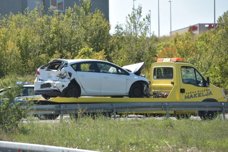U prometnoj nesreći između dva automobila i kamiona jedna je osoba smrtno stradala, a tri su osobe ozlijeđene