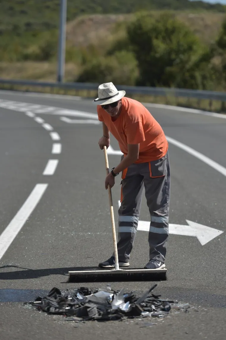 U prometnoj nesreći između dva automobila i kamiona jedna je osoba smrtno stradala, a tri su osobe ozlijeđene