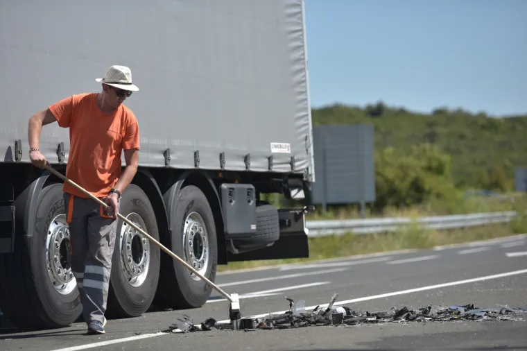 U prometnoj nesreći između dva automobila i kamiona jedna je osoba smrtno stradala, a tri su osobe ozlijeđene