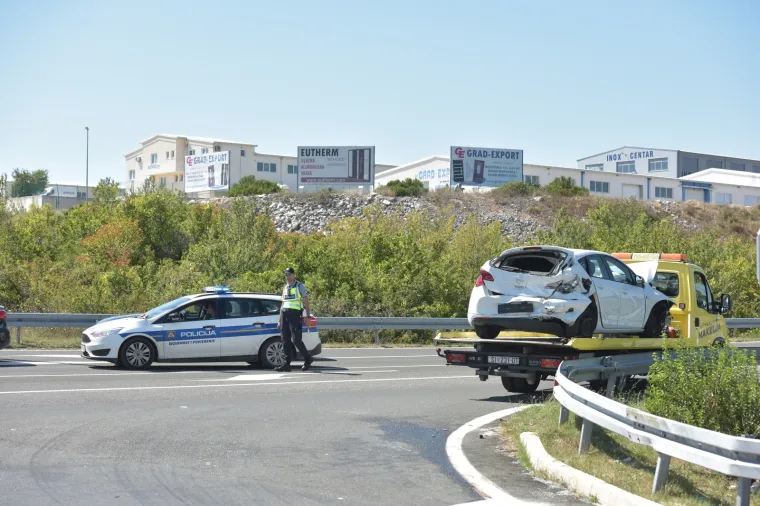 U prometnoj nesreći između dva automobila i kamiona jedna je osoba smrtno stradala, a tri su osobe ozlijeđene