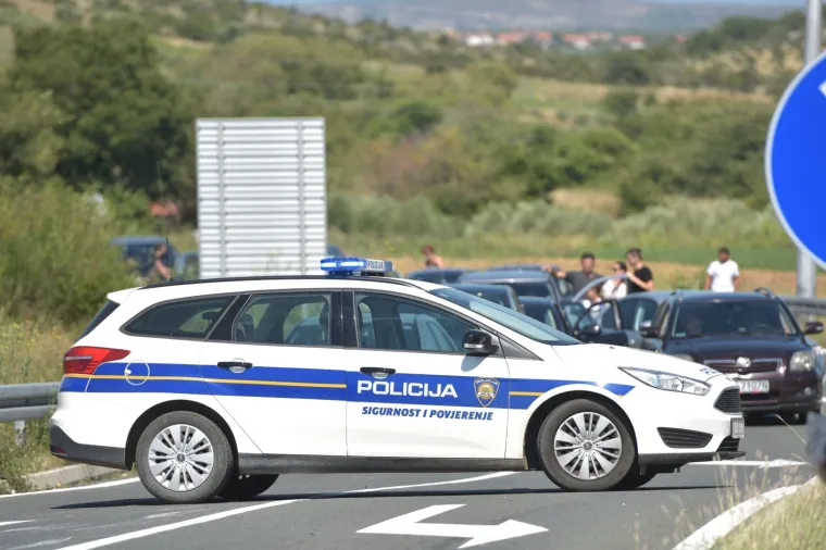 U prometnoj nesreći između dva automobila i kamiona jedna je osoba smrtno stradala, a tri su osobe ozlijeđene