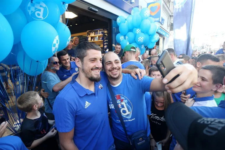 Druženje igrača Dinama s navijačima ispred Fan shopa GNK Dinama uoči prve utakmice play offa Lige prvaka. Arijan Ademi. Photo: Dalibor Urukalović/PIXSELL