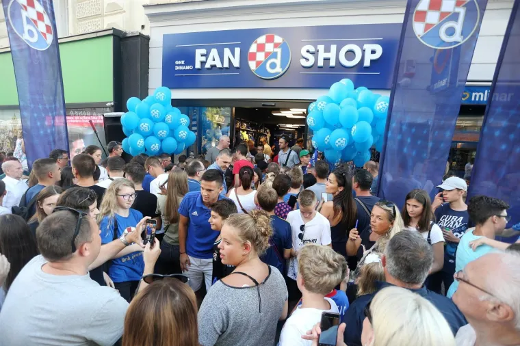 Druženje igrača Dinama s navijačima ispred Fan shopa GNK Dinama uoči prve utakmice play offa Lige prvaka. Photo: Dalibor Urukalović/PIXSELL