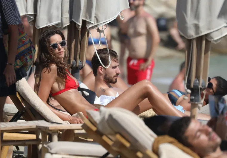 [FOTO] NAVIJAČI PSG-A ZBOG NJE ĆE ŽALITI ZA KEVINOM TRAPPOM: Djevojka poznatog vratara prava je seks-bomba u bikiniju