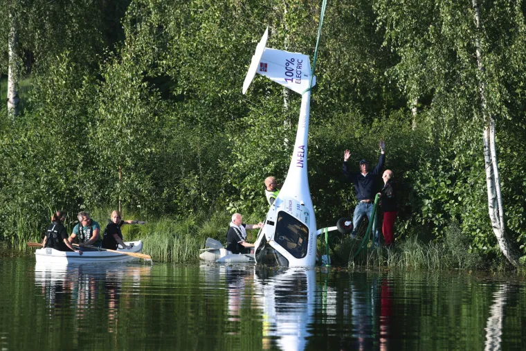 Nezgodan incident: Slovenski električni zrakoplov s norveškom državnom tajnicom pao u jezero