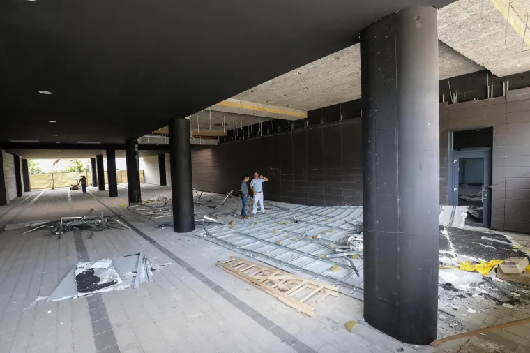 Novo uru&scaron;avanje u Zagrebu: U pje&scaron;ačkom prolazu zgrade u Kuzminečkoj ulici pao strop!