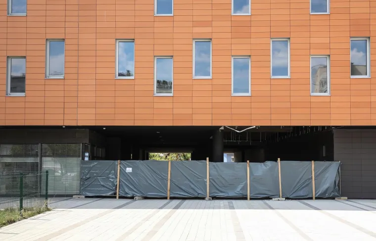 Novo uru&scaron;avanje u Zagrebu: U pje&scaron;ačkom prolazu zgrade u Kuzminečkoj ulici pao strop!