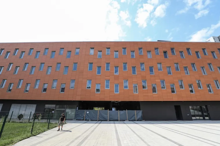 Novo uru&scaron;avanje u Zagrebu: U pje&scaron;ačkom prolazu zgrade u Kuzminečkoj ulici pao strop!