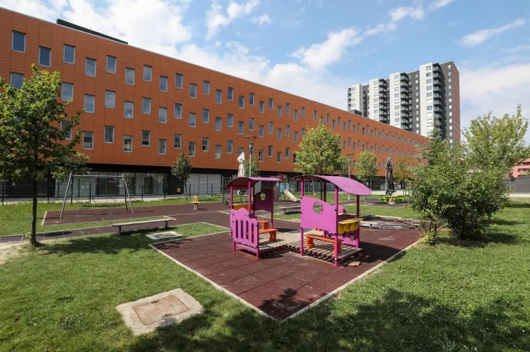 Novo uru&scaron;avanje u Zagrebu: U pje&scaron;ačkom prolazu zgrade u Kuzminečkoj ulici pao strop!