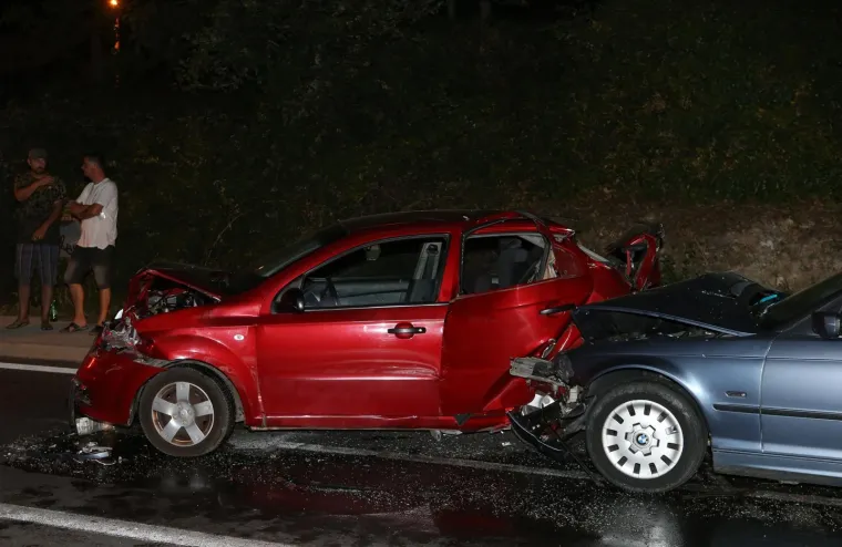 Četverostruki sudar kod Ka&scaron;tel Sućurca: Auti su potpuno smrskani, &scaron;teta je golema