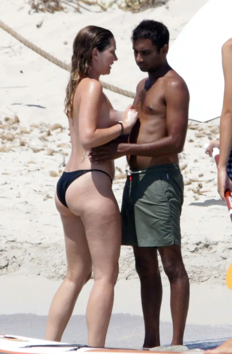 Slavni američki komičar Aziz Ansari sa svojom novom djevojkom fizičarkom Serenom Campbell uživa na odmoru u španjolskoj Formenteri. Foto: Profimedia