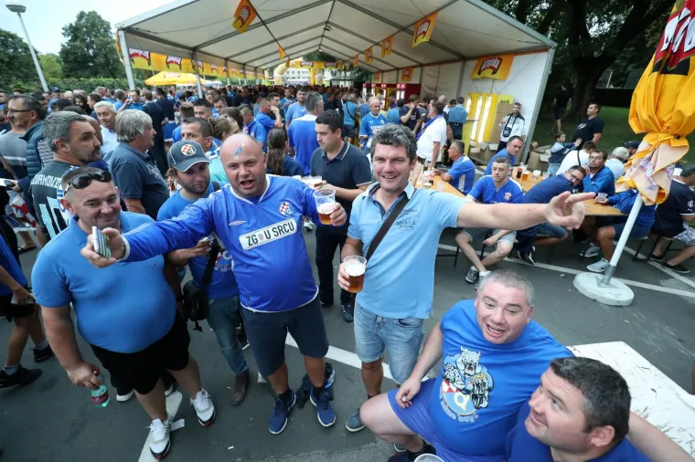 Dinamovi navijači ispred stadiona nestrpljivo čekaju na početak prve utakmice play offa Lige Prvaka. Photo: Sanjin Strukić/PIXSELL