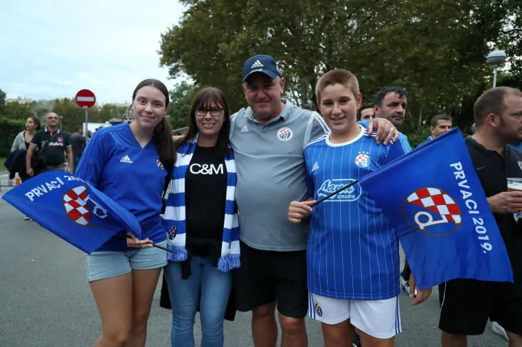 Dinamovi navijači ispred stadiona nestrpljivo čekaju na početak prve utakmice play offa Lige Prvaka. Photo: Sanjin Strukić/PIXSELL