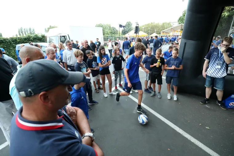 Dinamovi navijači ispred stadiona nestrpljivo čekaju na početak prve utakmice play offa Lige Prvaka. Photo: Sanjin Strukić/PIXSELL