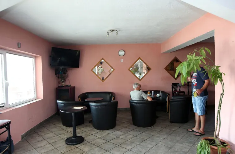 Gledali Crvenu zvezdu: Ovo je kafić u kojem su napadači tukli goste, vlasnici ozlijedili nogu