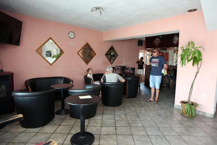 Gledali Crvenu zvezdu: Ovo je kafić u kojem su napadači tukli goste, vlasnici ozlijedili nogu