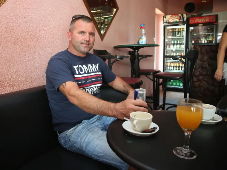 Gledali Crvenu zvezdu: Ovo je kafić u kojem su napadači tukli goste, vlasnici ozlijedili nogu