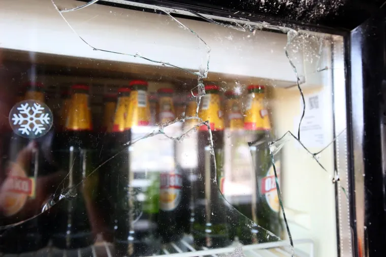 Gledali Crvenu zvezdu: Ovo je kafić u kojem su napadači tukli goste, vlasnici ozlijedili nogu