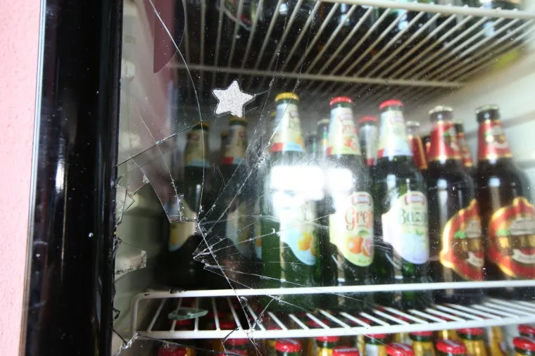 Gledali Crvenu zvezdu: Ovo je kafić u kojem su napadači tukli goste, vlasnici ozlijedili nogu