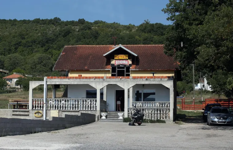 Gledali Crvenu zvezdu: Ovo je kafić u kojem su napadači tukli goste, vlasnici ozlijedili nogu