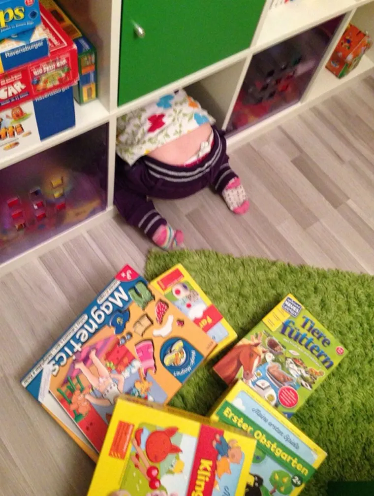 ¨Prekrit ću se ovom prozirnom kutijom, mama me neće nikad nać!¨: 25 slika igre skrivača gdje sudionici baš i ne kuže pravila