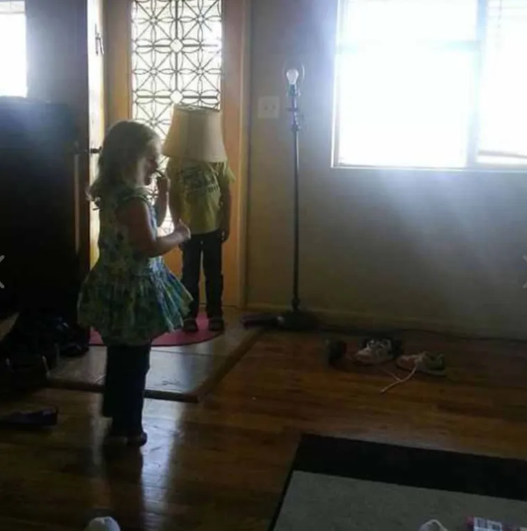 ¨Prekrit ću se ovom prozirnom kutijom, mama me neće nikad nać!¨: 25 slika igre skrivača gdje sudionici baš i ne kuže pravila
