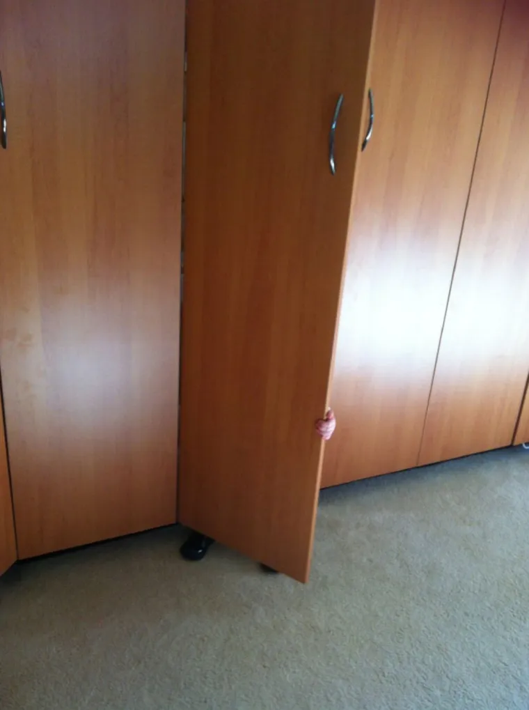 ¨Prekrit ću se ovom prozirnom kutijom, mama me neće nikad nać!¨: 25 slika igre skrivača gdje sudionici baš i ne kuže pravila