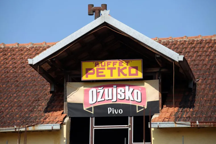 U restoranu Petko u Uzdolju napadnuti su ljudi koji su gledali utakmicu "play offa" Lige prvaka između Young Boysa i Crvene zvezde.