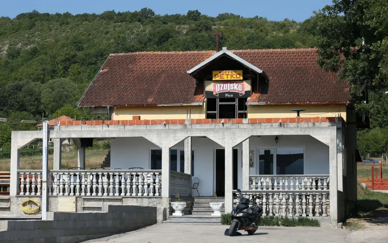 NACIONALISTIČKI NAPAD NA LJUDE U RESTORANU 'PETKO': Gledali su utakmicu između Crvene zvezde i Young Boysa