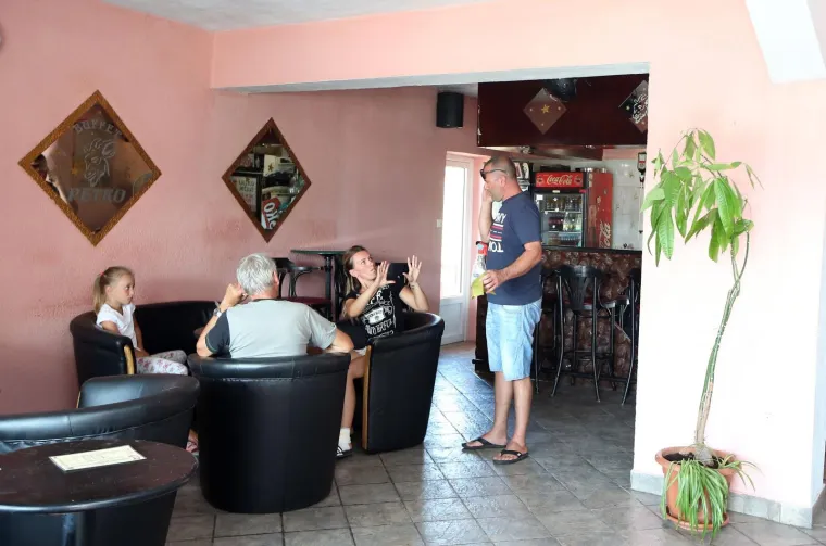 NACIONALISTIČKI NAPAD NA LJUDE U RESTORANU 'PETKO': Gledali su utakmicu između Crvene zvezde i Young Boysa