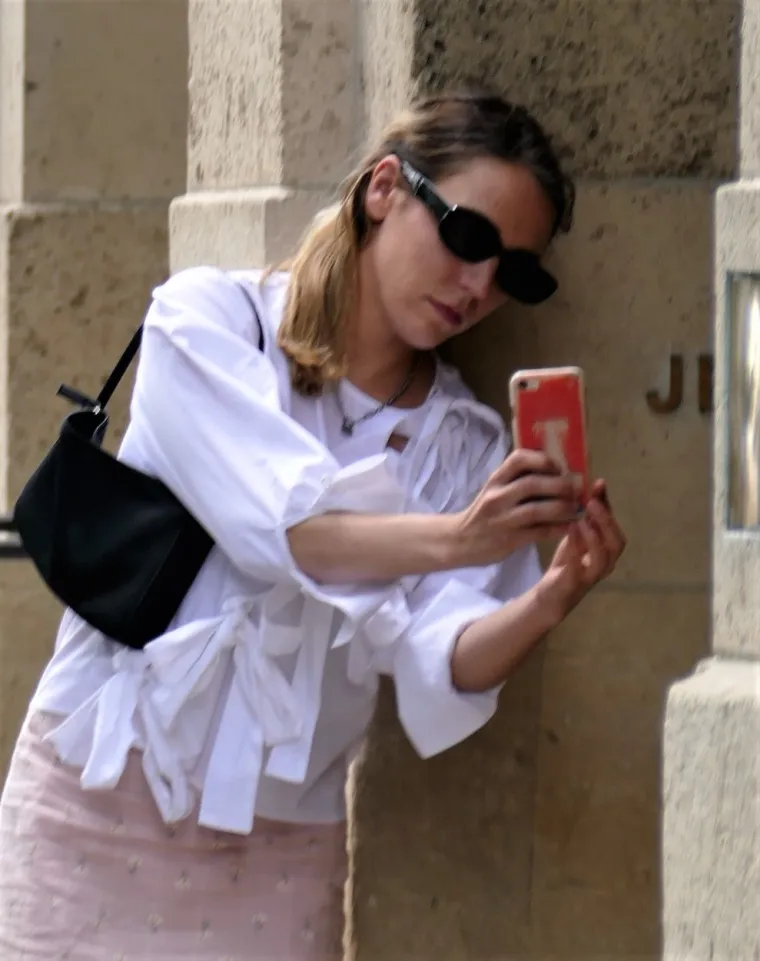 Kuća osuđenog pedofila Jeffreyja Epsteina postala je nova selfie i turistička atrakcija na Manhattanu. 
Da stvar bude šokantnija, roditelji fotografiraju svoju djecu ispred Epsteinove rezidencije.