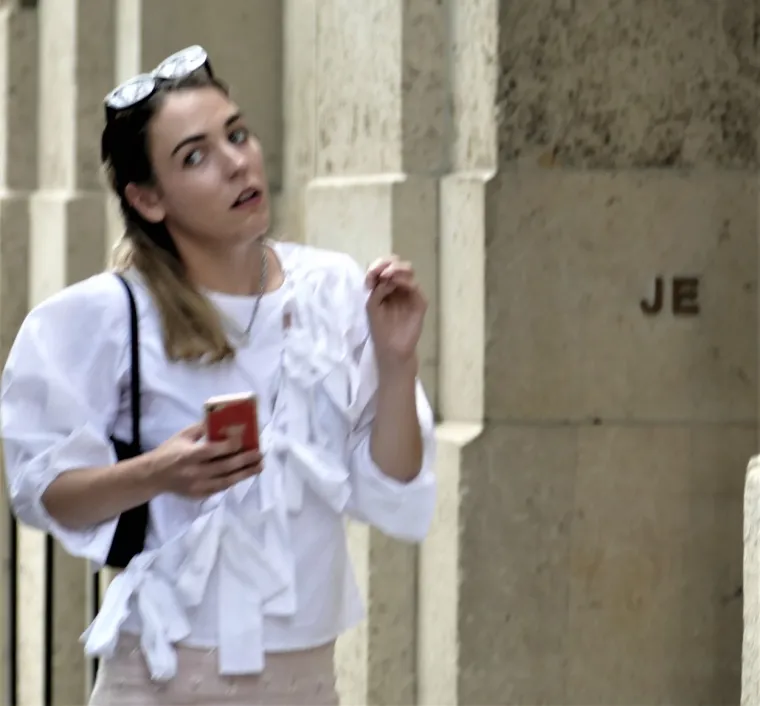 KUĆA MILIJUNAŠA PEDOFILA POSTALA TURISTIČKA ATRAKCIJA: Žene se naslikavaju, a roditelji fotografiraju djecu