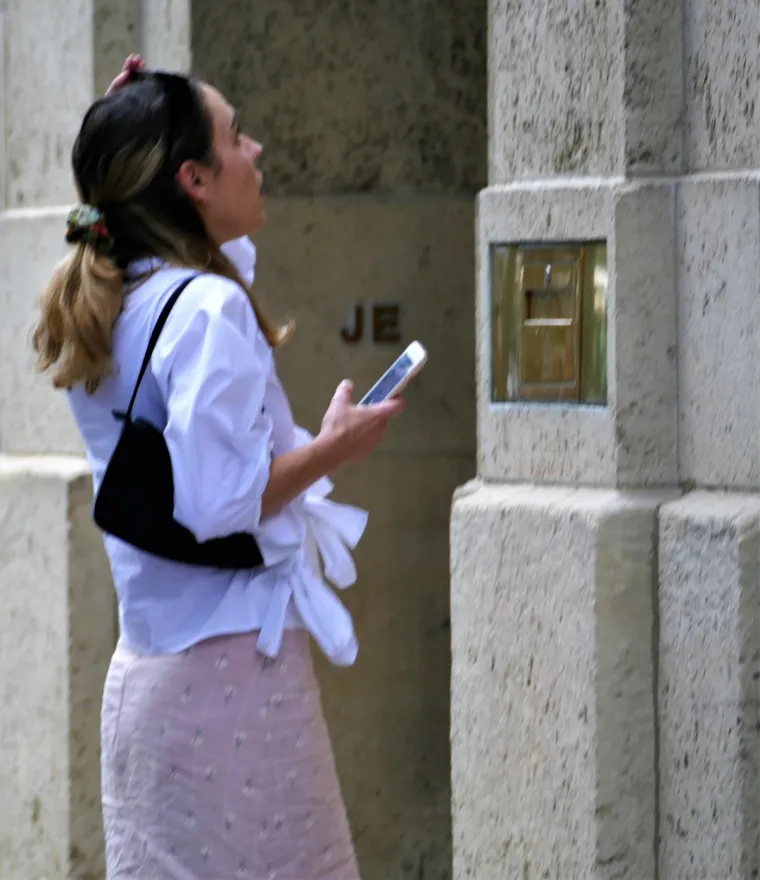 KUĆA MILIJUNAŠA PEDOFILA POSTALA TURISTIČKA ATRAKCIJA: Žene se naslikavaju, a roditelji fotografiraju djecu