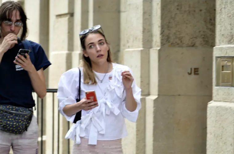 KUĆA MILIJUNAŠA PEDOFILA POSTALA TURISTIČKA ATRAKCIJA: Žene se naslikavaju, a roditelji fotografiraju djecu